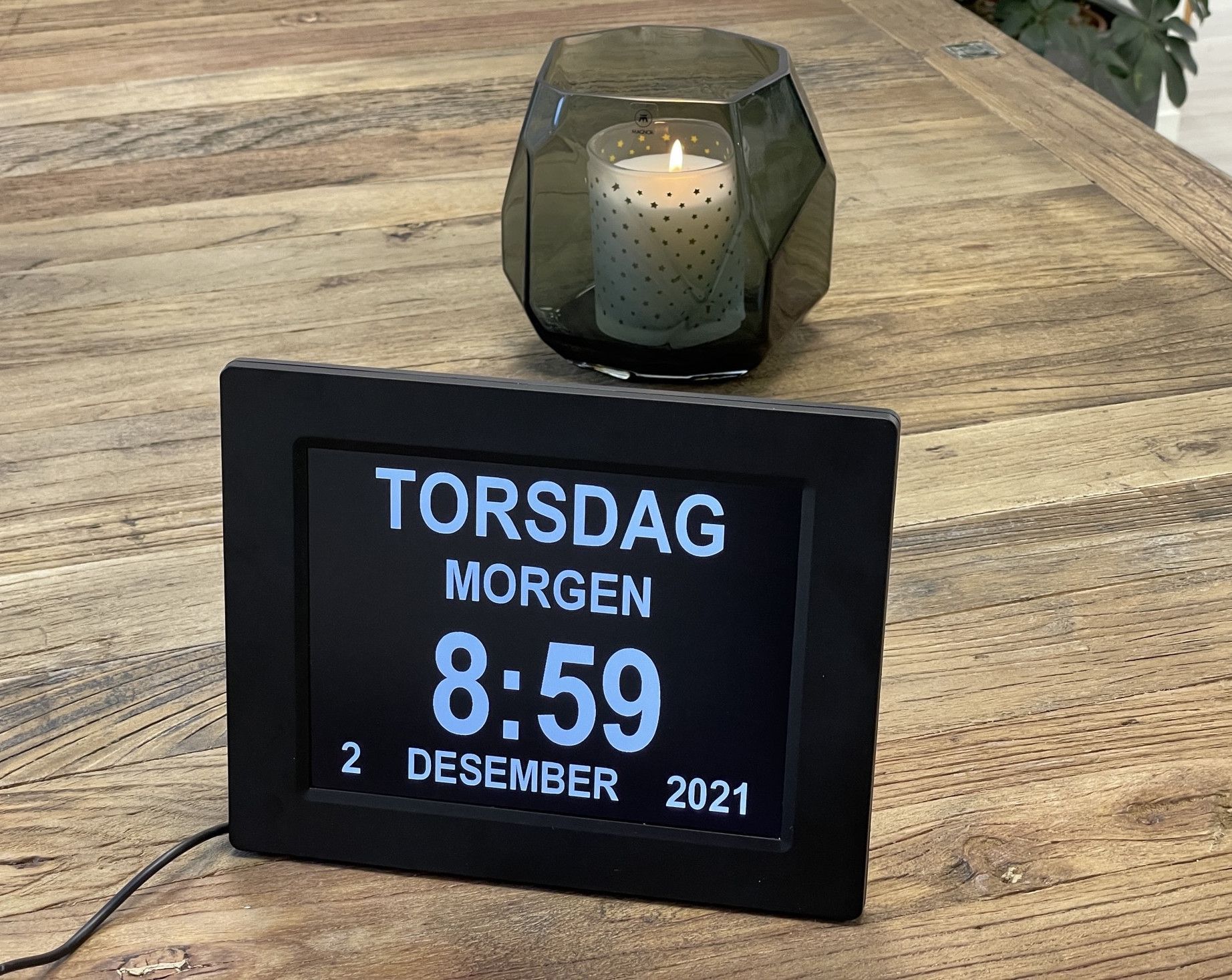 Lettleselig kalenderklokke i svart